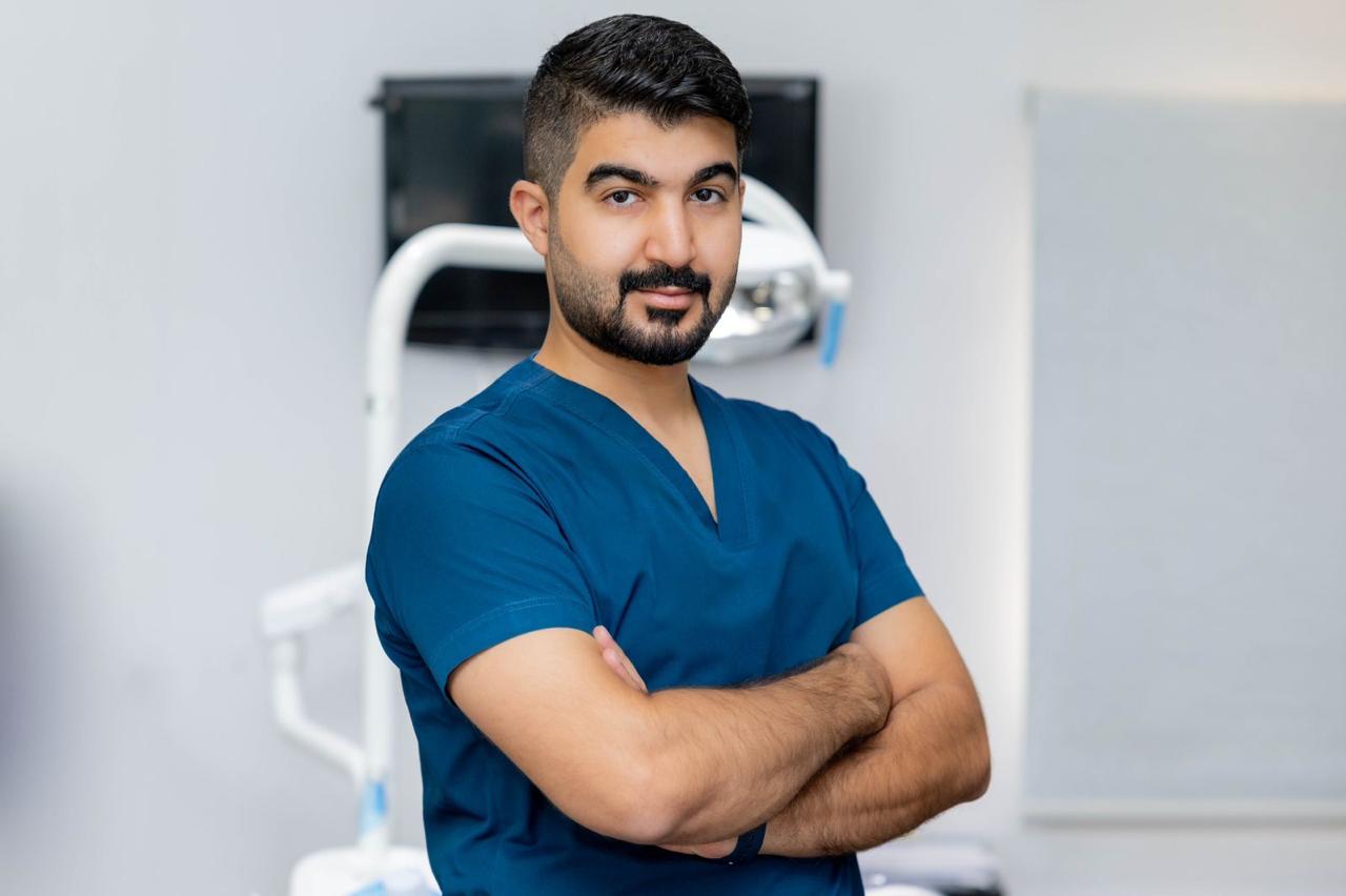 الدكتور محمد العنزي داخل عيادة تجميل الأسنان